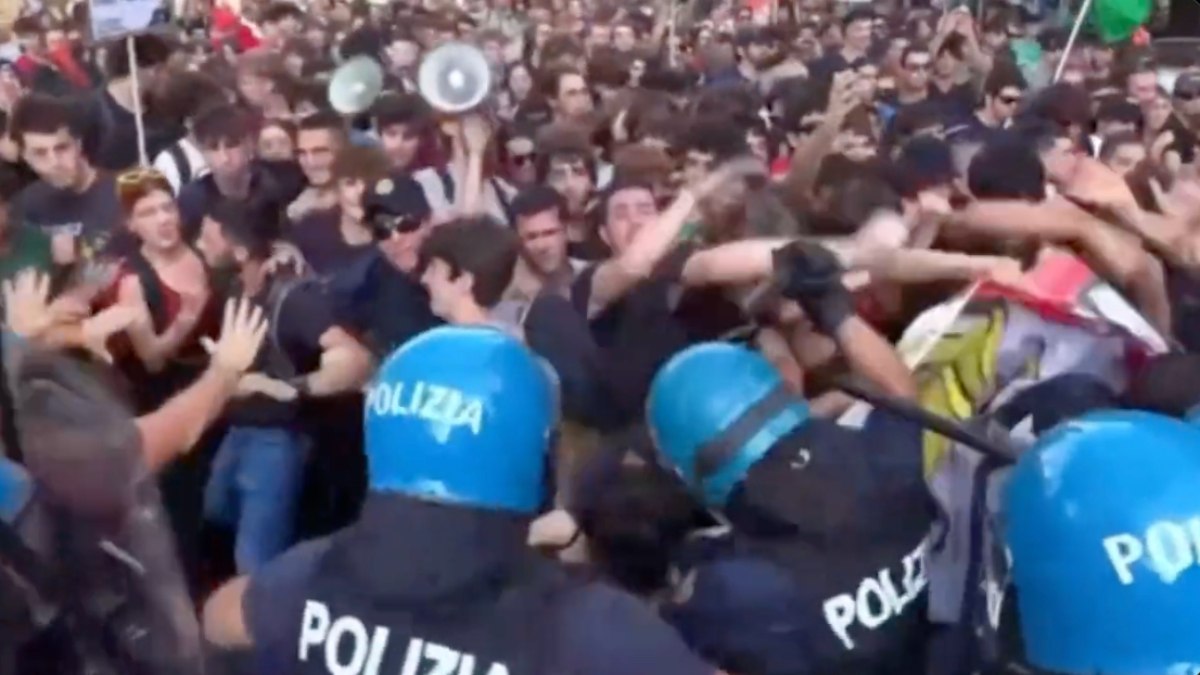 İtalya’da polis, Filistin’e destek gösterisine katılanlara saldırdı