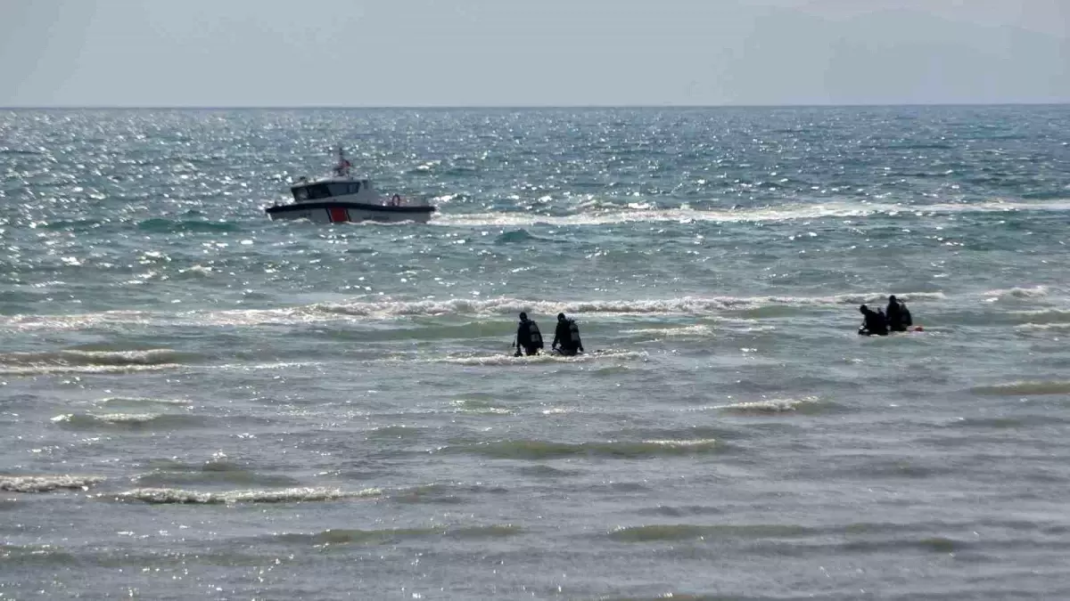 Van’da Kaybolan Öğrenci İçin Dalgıç Polisler Gölette Arama Yapıyor