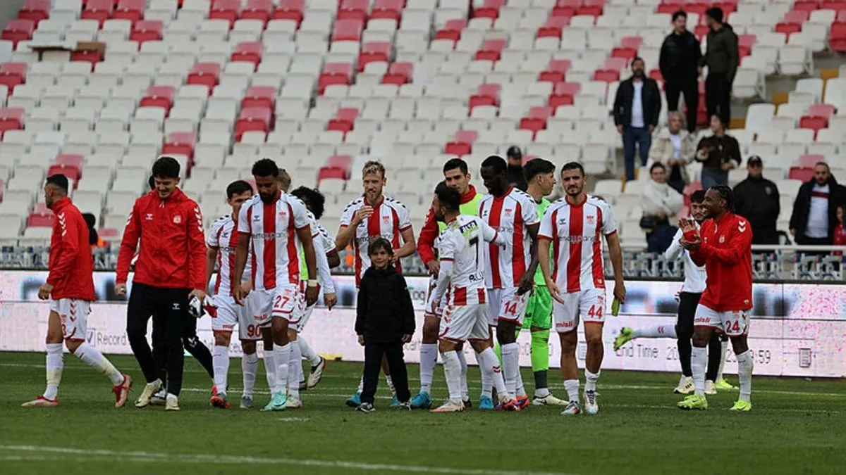 Son dakika: Sivasspor 10 kişiyle Rizespor’u mağlup etti