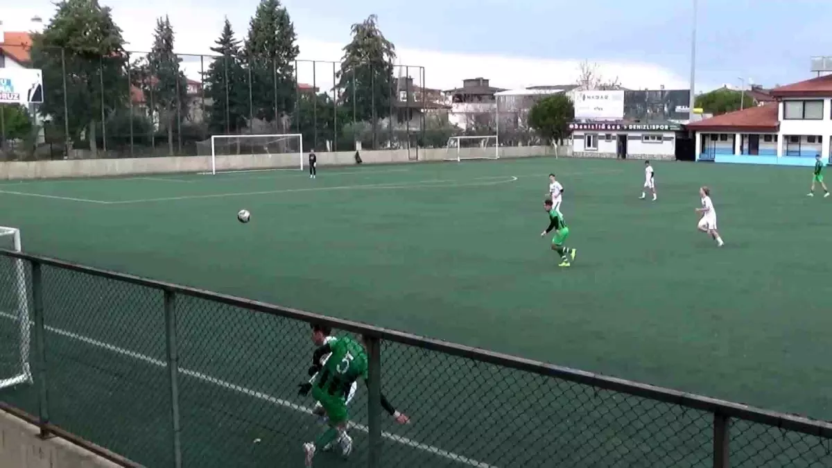 Futbol Maçında Sakatlık Korkuttu