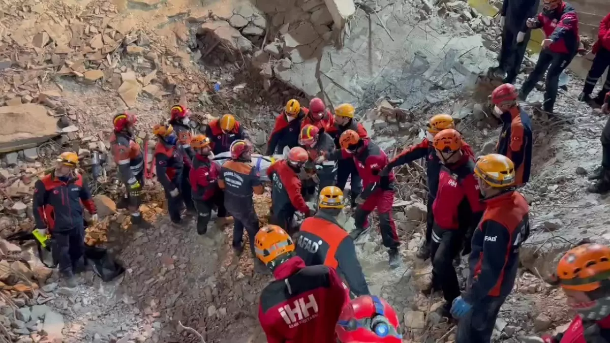 Güngören’de Çöken Binanın Altında Kalan Vatandaşın Cansız Bedeni Bulundu