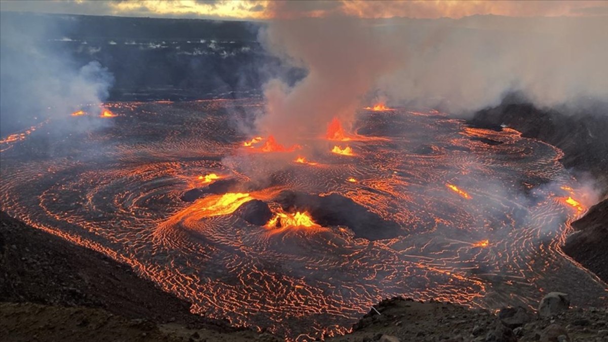 Hawaii’de küçük çocuk yanardağa düşmekten son anda kurtarıldı