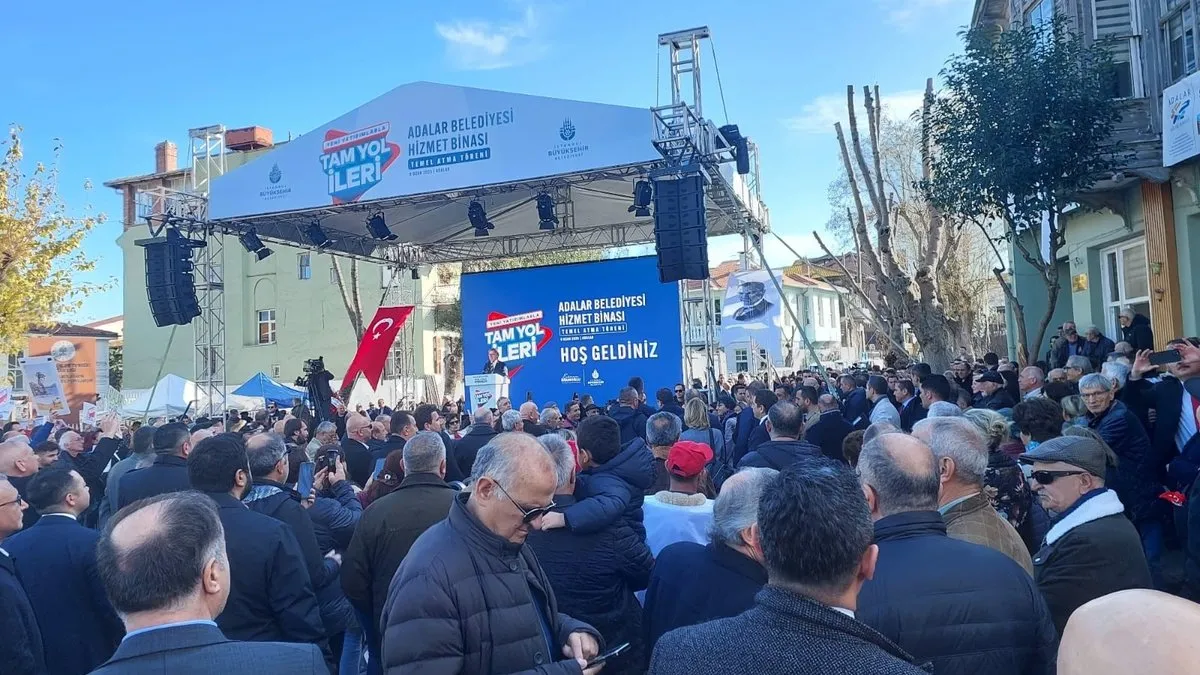 İmamoğlu’na Adalar’da ‘azmanbüs’ protestosu