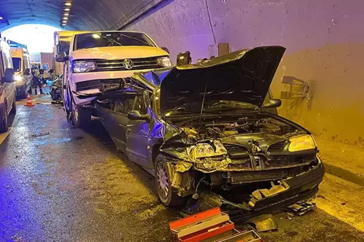 TEM Otoyolu’nda zinirleme kaza! 8 araç birbirine girdi